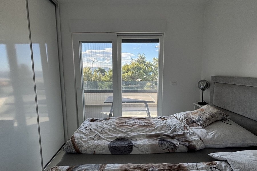 Hálószoba kijárattal az erkélyre és kilátással a tengerre