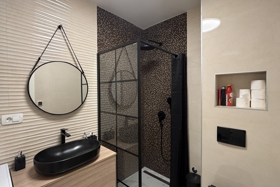 Modern fürdőszoba zuhanyzóval és mosdóval