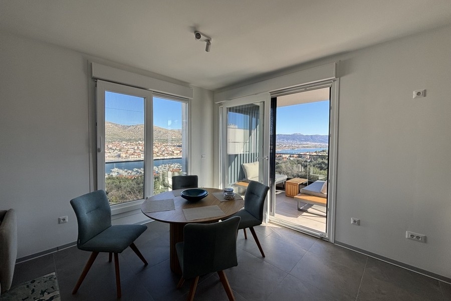 Modern nappali terasszal és kilátással a tengerre