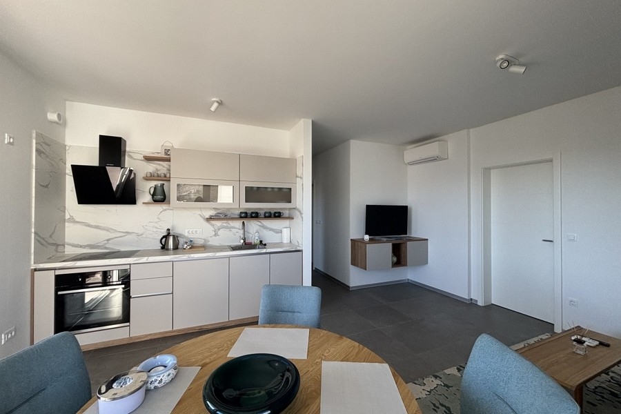 Nyitott konyha nappalival és modern berendezéssel