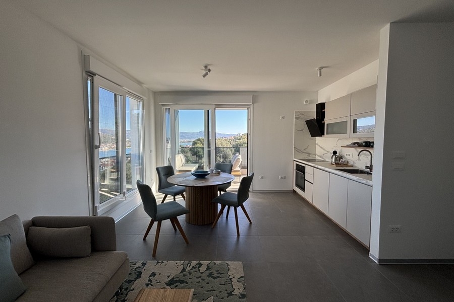 Világos nappali nagy ablakokkal és kilátással a tengerre