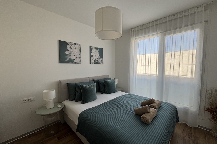 Hálószoba franciaággyal és nagy ablakokkal