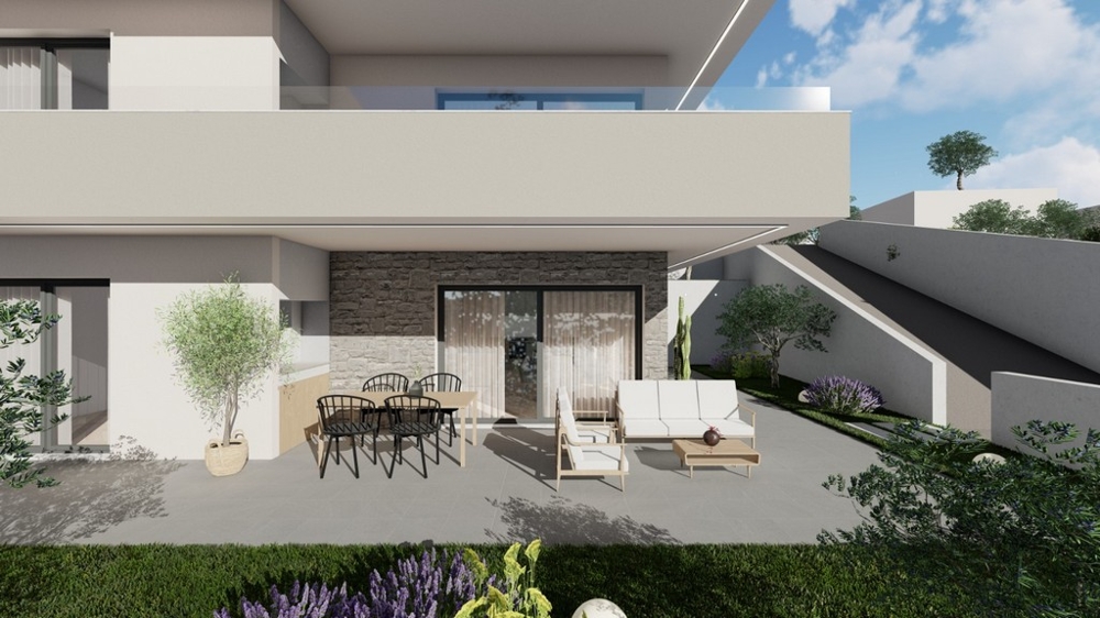 Világos nappali nagy ablakokkal és kilátással a tengerre