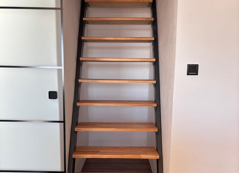 Gyermekszoba a tetőtérben ferde mennyezettel és dolgozósarokkal