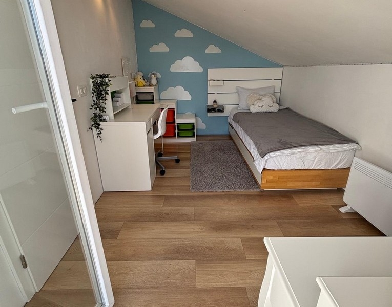 Szoba kijárattal a teraszra és kilátással a szabadra