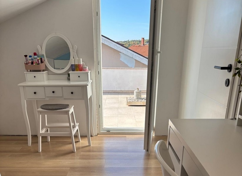 Terasz ülőgarnitúrával és szabadtéri területtel