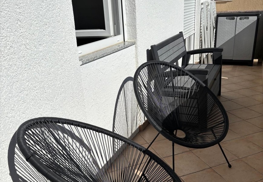 Erkély ülőhelyekkel és kilátással a környező területre