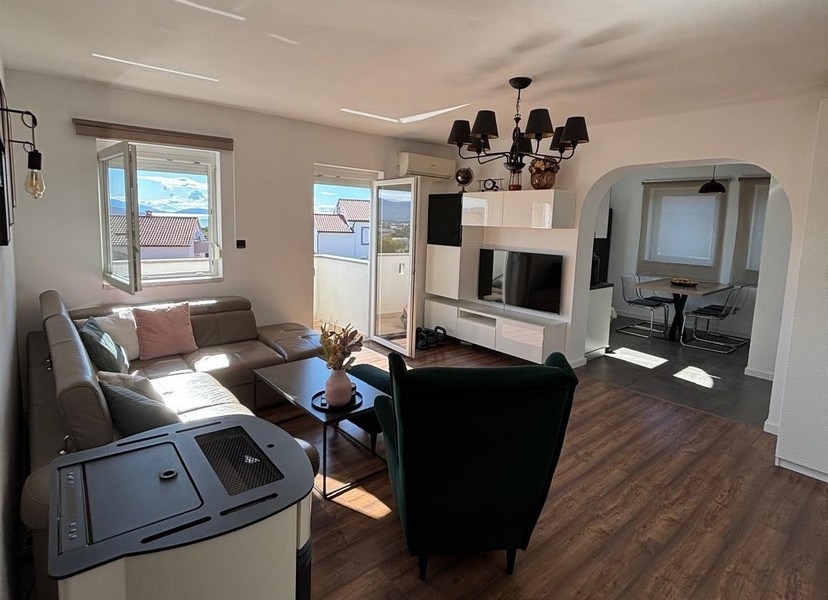 Világos nappali modern bútorokkal és nagy ablakokkal