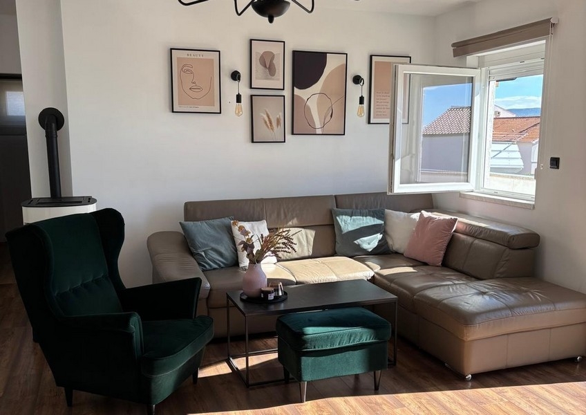 Nappali erkéllyel, kilátással a tengerre és a tengerparti tájra