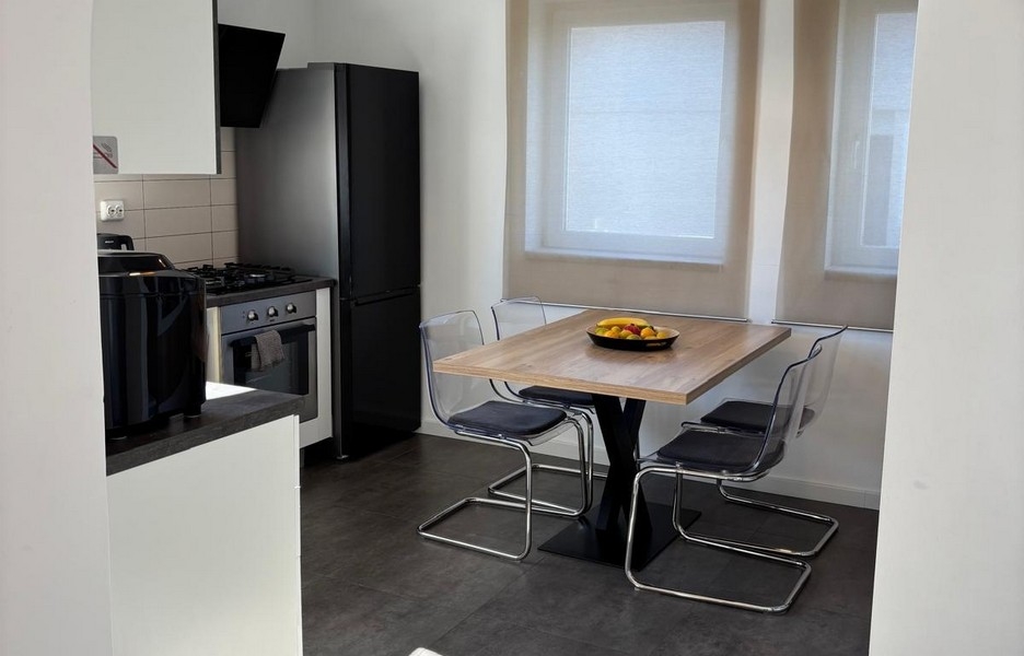 Modern felszerelt konyha ablakkal, kilátással a környékre