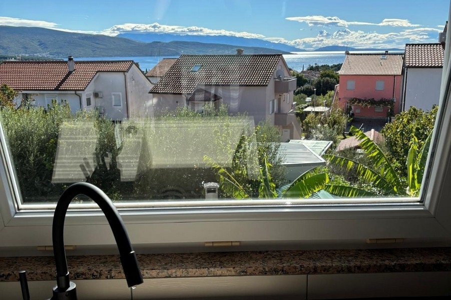 Hálószoba franciaággyal és kijárattal az erkélyre