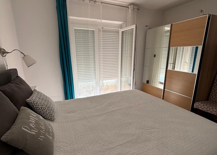 Walk-in gardrób polcokkal és tárolóhellyel