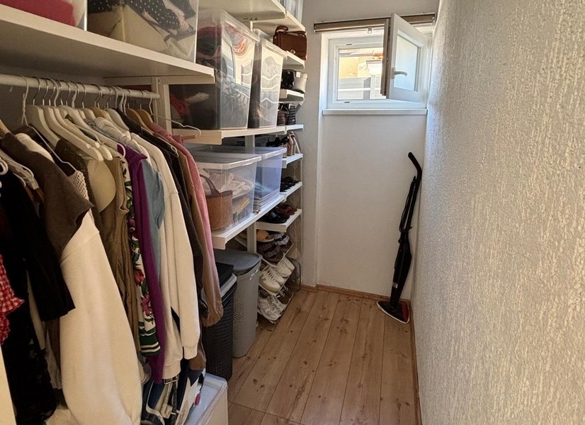 Belső lépcsőház fa lépcsőkkel az emeletre