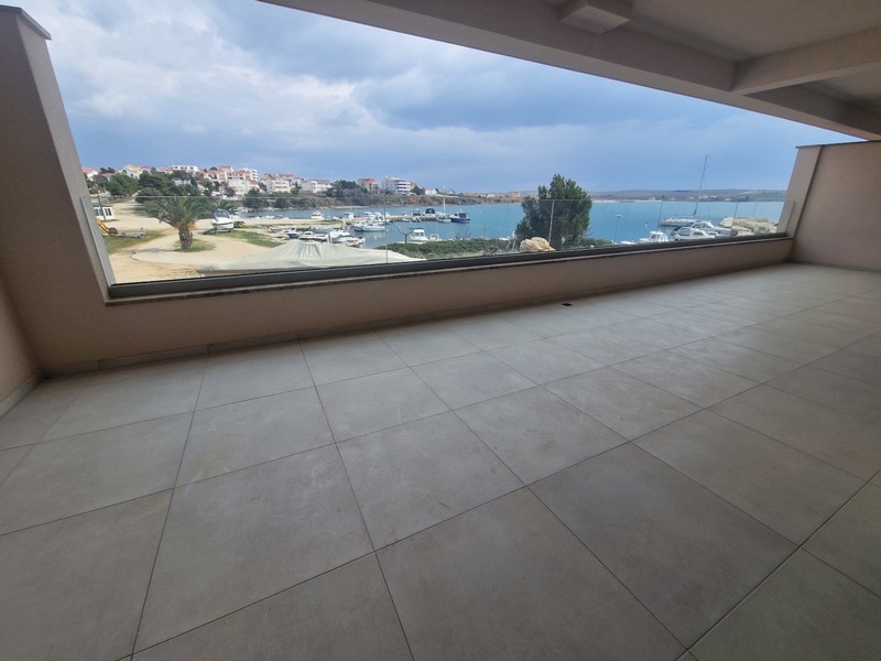 Tengerre néző kilátás az A3912 ingatlan teraszáról Povljanában, Pag szigetén.