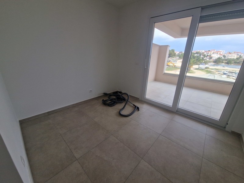 Hálószoba kijárattal az erkélyre és kilátással a tengerre