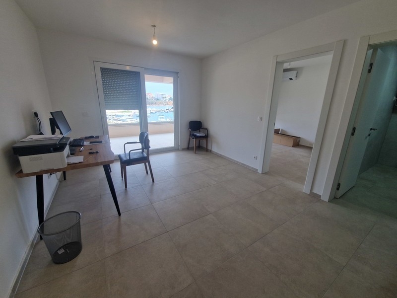 Nappali erkéllyel és kilátással a tengerre