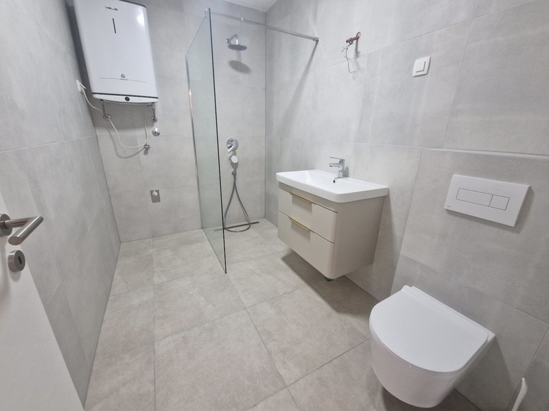 Modern fürdőszoba zuhanyzóval és mosdóval