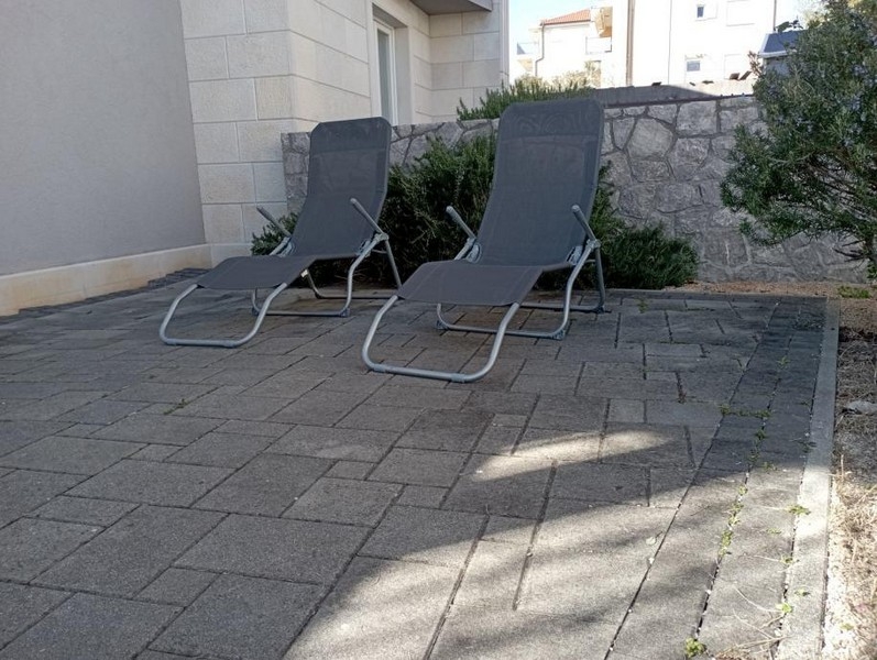 A horvátországi A3913 ingatlan terasza napozóágyakkal - Panorama Scouting.