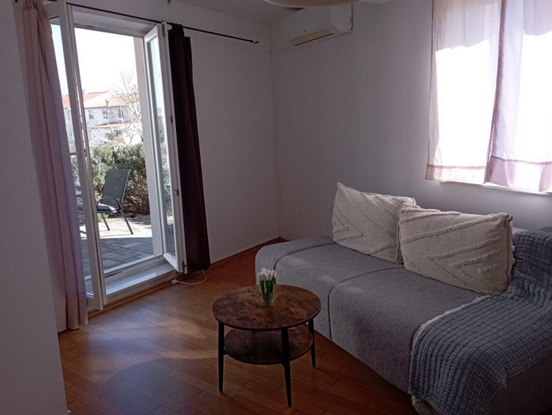 Nappali kanapéval és kijárattal a teraszra