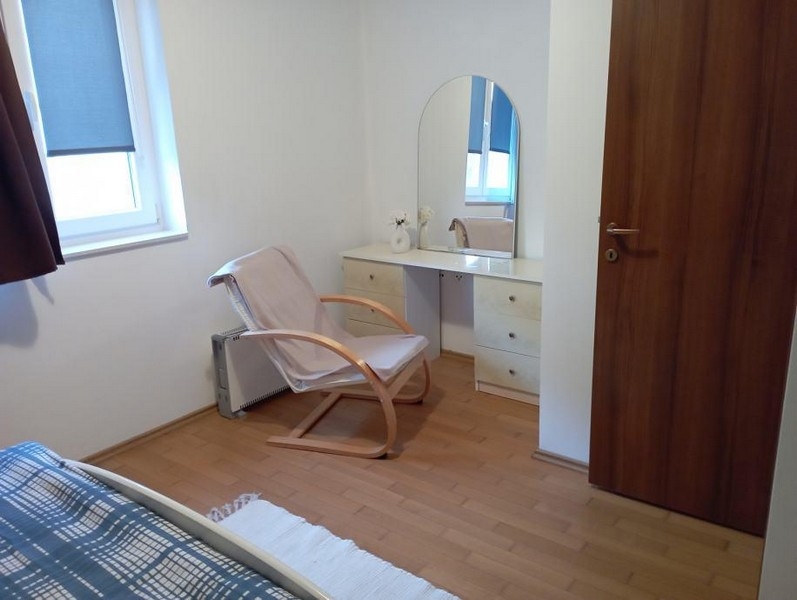 Hálószoba ülősarokkal és fésülködőasztallal