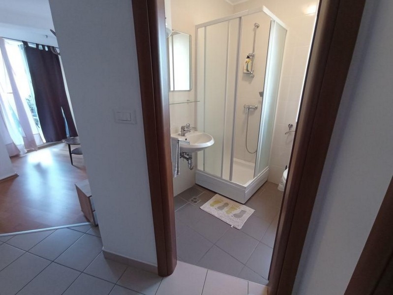 Fürdőszoba zuhanyzóval és mosdóval