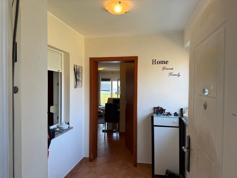 Az apartman bejárata, kilátással a nappalira