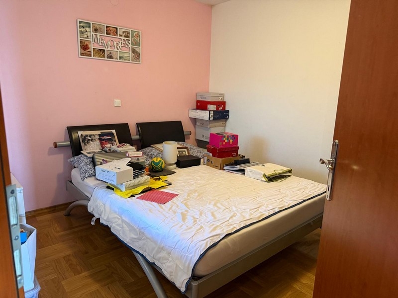 Hálószoba franciaággyal és ablakkal