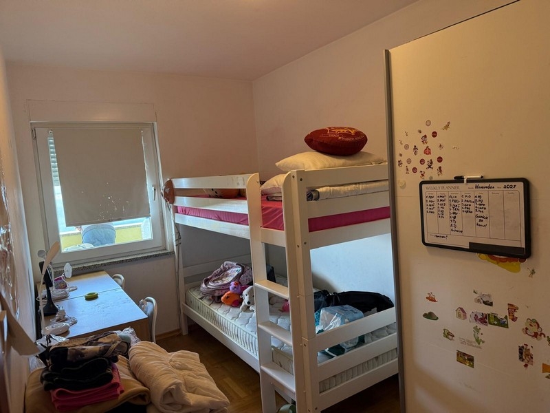 Gyermekszoba emeletes ággyal és ablakkal