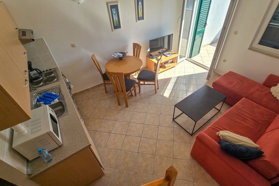 Világos nappali nyitott konyhával és kijárattal az erkélyre