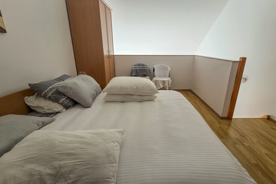 Hálószoba a galérián franciaággyal és szekrénnyel