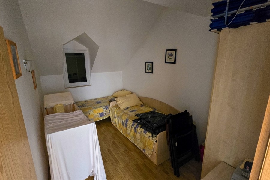 Második hálórész egyszemélyes ággyal a ferde mennyezet alatt