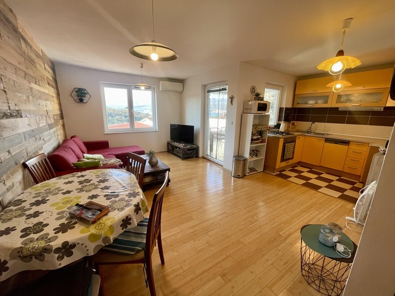 Nappali nyitott konyhával és hozzáféréssel a tengerre néző erkéllyel