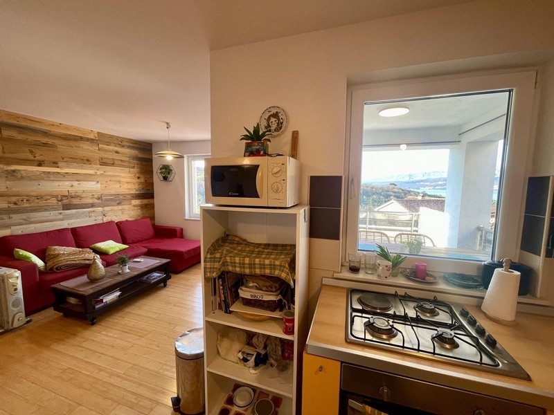 Nyitott konyha beépített gépekkel, ablakkal, kilátással