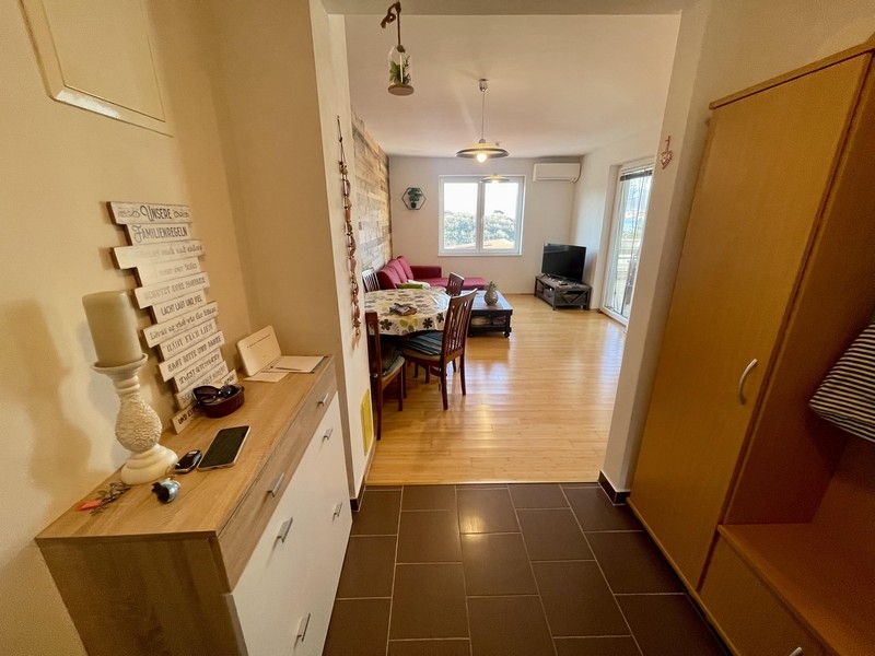 Bejárati rész folyosóval és kilátással a nappalira