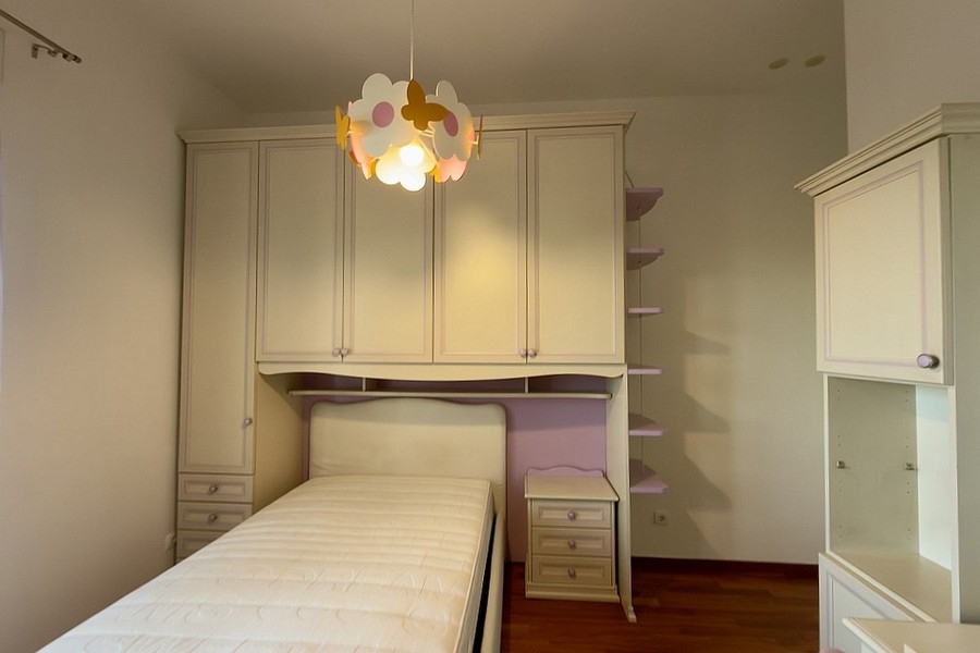 Hálószoba egyszemélyes ággyal és egyedi gardróbszekrényekkel