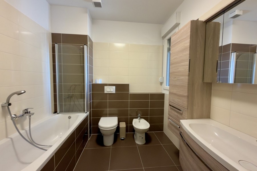 Fürdőszoba káddal, zuhanyzóval, WC-vel és bidével