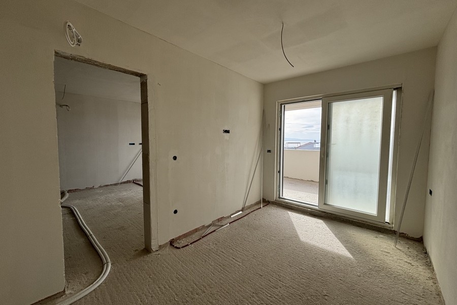 Befejezetlen állapotú hálószoba, nyitható ablakkal