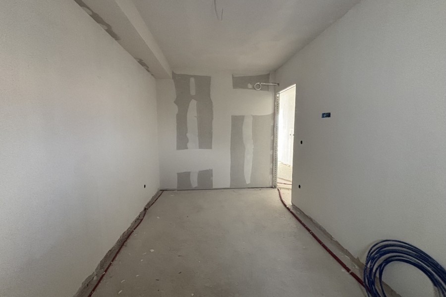 Befejezetlen belső tér konyhai vagy fürdőszobai berendezésekkel