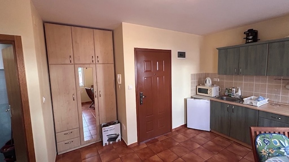 Konyha és bejárat.