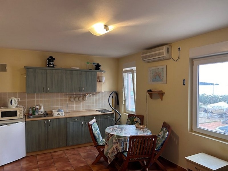 Nyitott konyha felszerelt konyhával és étkezővel