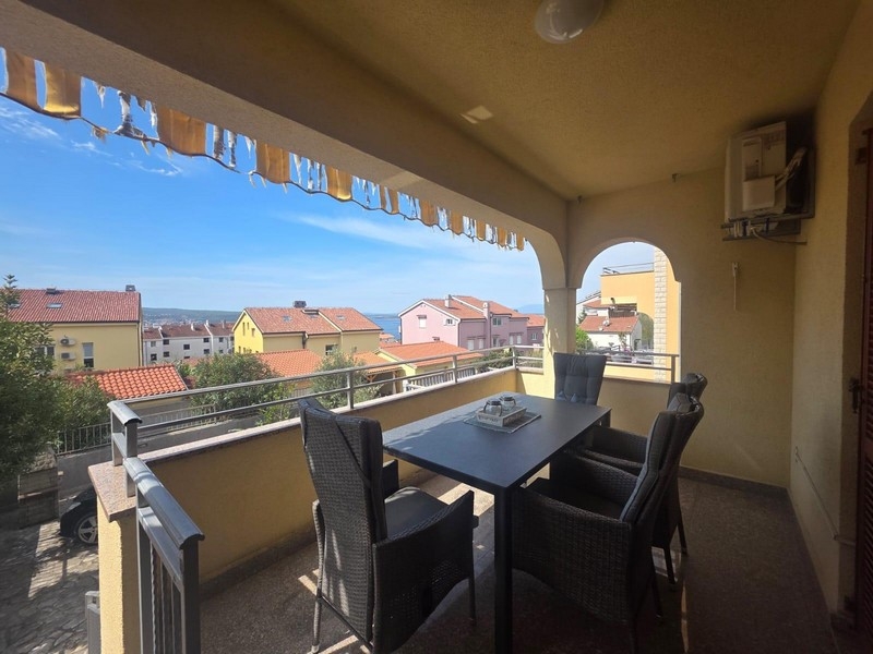 Kilátás a tengerre a teraszról.