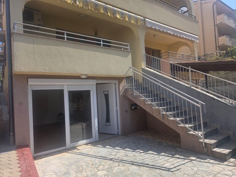 Nappali kijárattal a loggiára és kilátással a tengerre