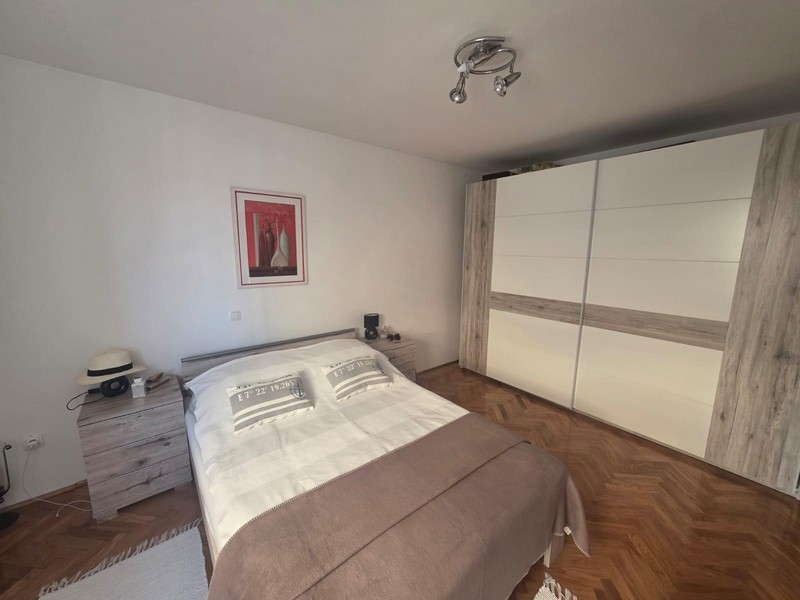 Fürdőszoba zuhanyzóval, mosógéppel és ablakkal