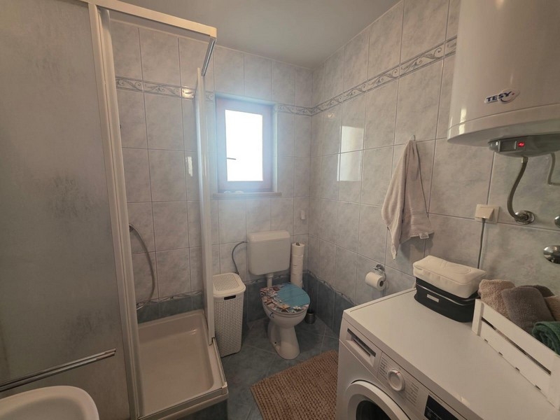 Alagsori stúdió nyitott térrel és konyhasarokkal