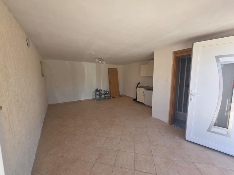 Külső rész burkolt terasszal és parkolókkal