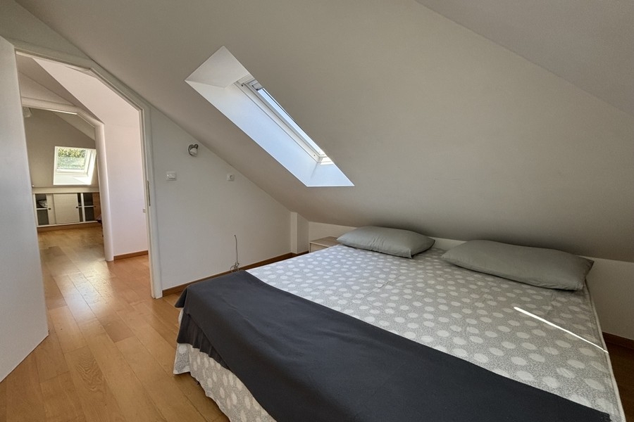 Hálószoba franciaággyal.