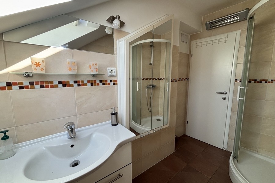 Fürdőszoba zuhanyzóval.