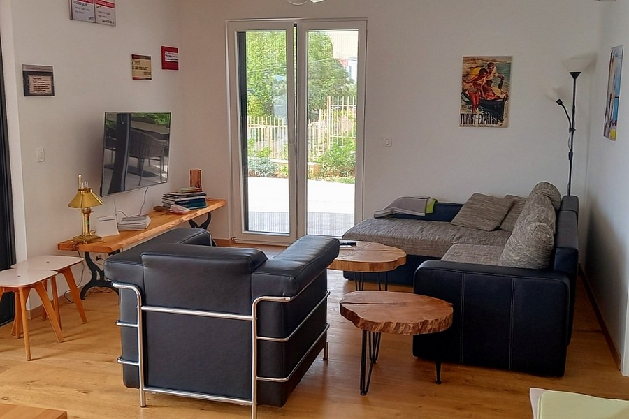 Világos nappali terasszal és modern bútorokkal