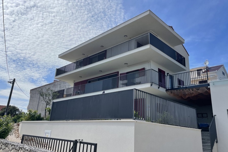 Világos nappali és étkező nagy ablakokkal és tengerre néző kilátással