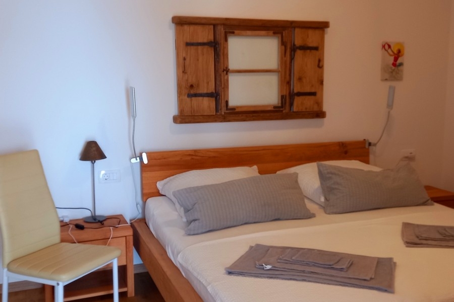 Hálószoba franciaággyal és egyszerű bútorokkal